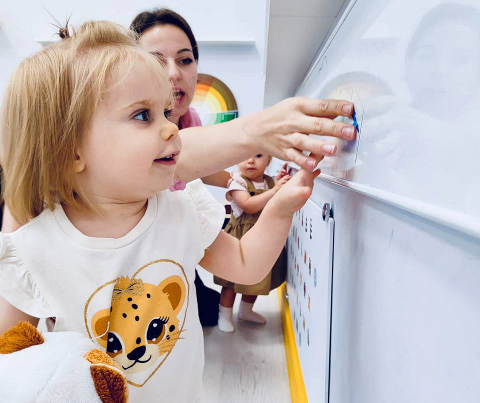 Дети и учитель.