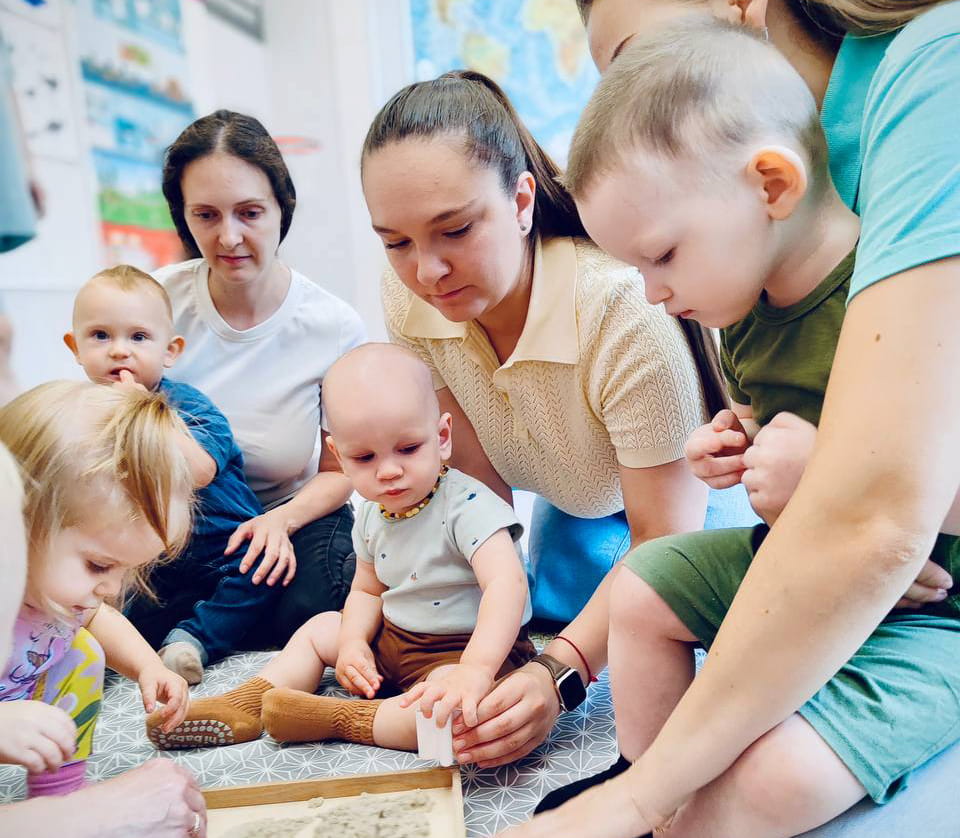 Дети и учитель.